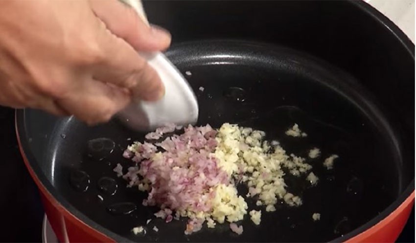 Hành tím và tỏi phi vàng thơm cho món hủ tiếu gà