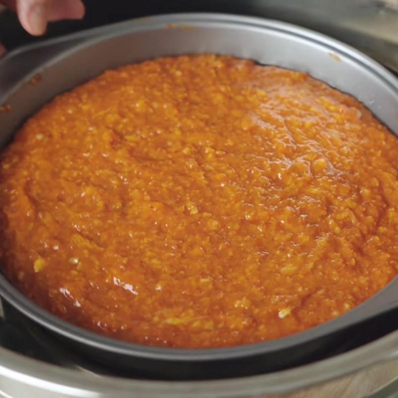 Phết dầu ăn vào khuôn trước khi hấp chả riêu cua giả