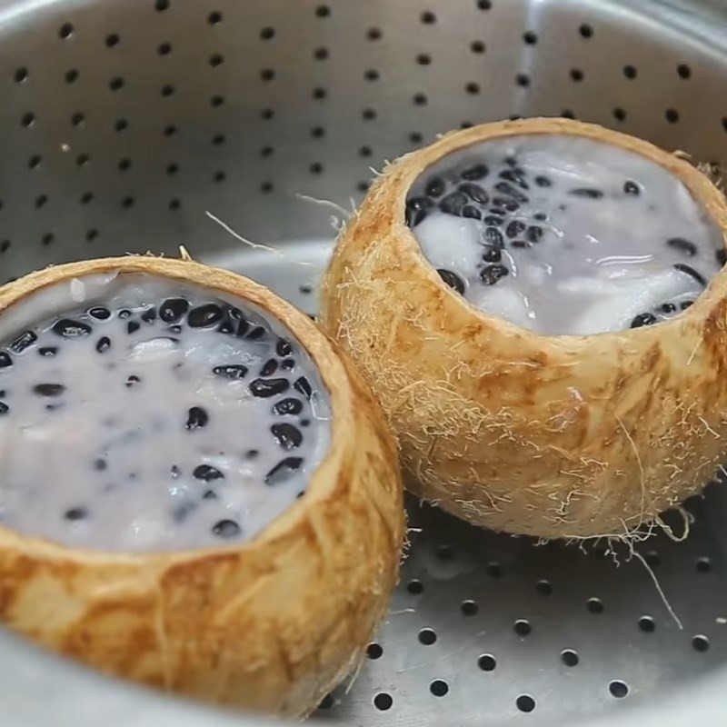 Chè nếp đậu đen nếp cẩm đang được hấp