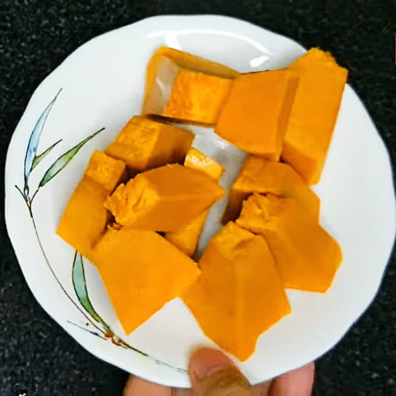 Bí đỏ đang được hấp chín trong nồi xửng hơi nước