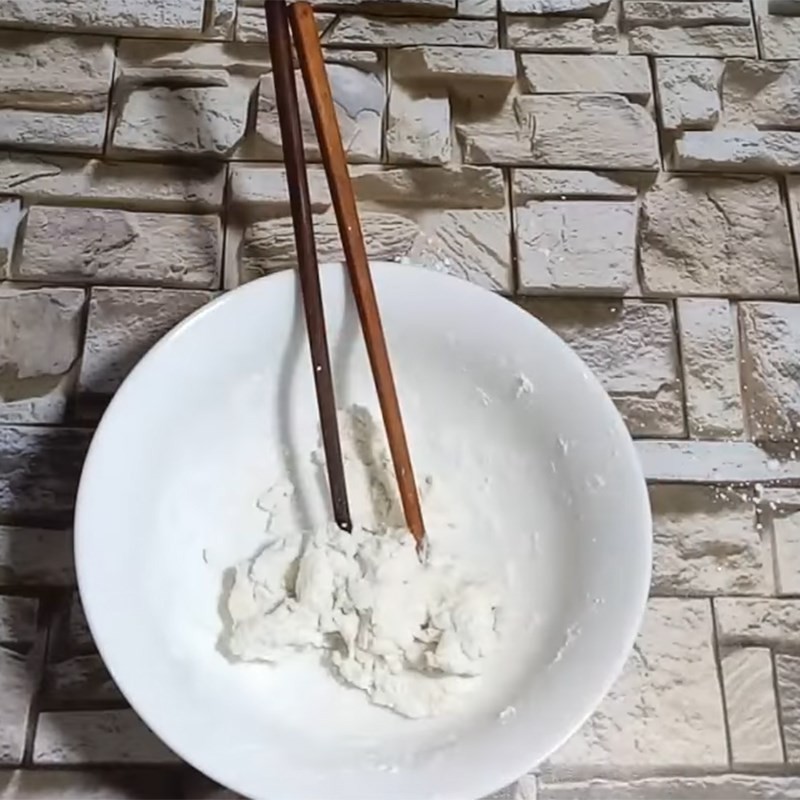 Khối bột nếp mịn màng sẵn sàng cho việc làm vỏ bánh trôi nước nhân dừa
