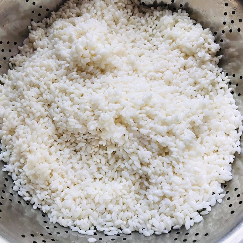 Lót lá chuối đều trên xửng hấp, đảm bảo xôi nếp ngon không bị dính đáy nồi
