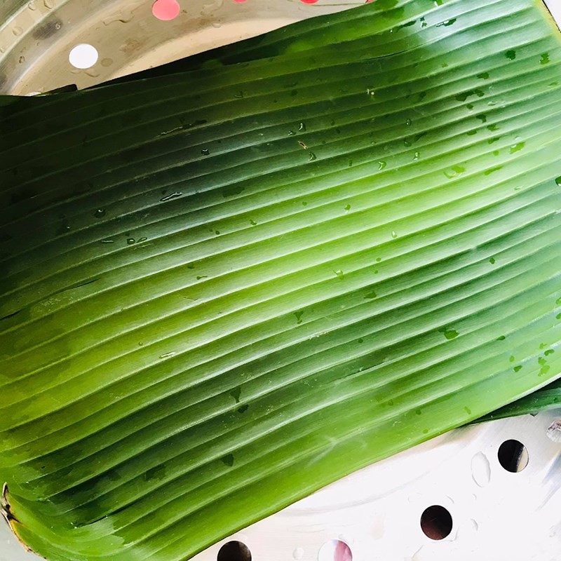 Trộn đều nếp đã ngâm với dầu ăn trước khi hấp, bí quyết nấu xôi nếp ngon dẻo bóng