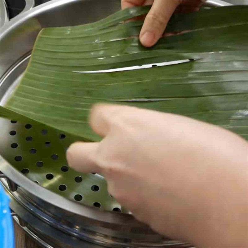 Trải nếp lên xửng hấp lót lá chuối để làm xôi mặn chay
