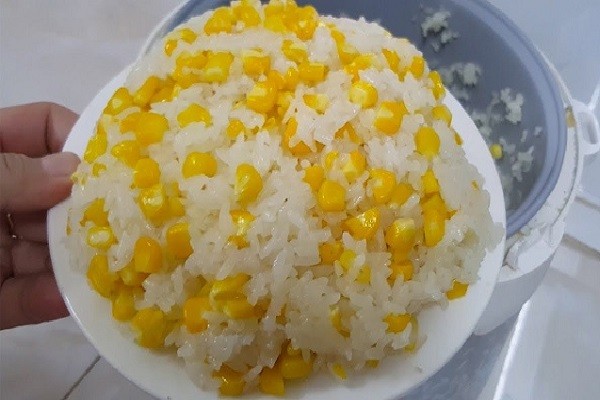 Đĩa xôi bắp nước cốt dừa hoàn chỉnh, rắc đậu phộng và dừa sợi hấp dẫn