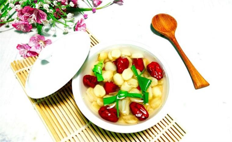 Chè hạt sen táo đỏ ăn kèm đá và dừa khô