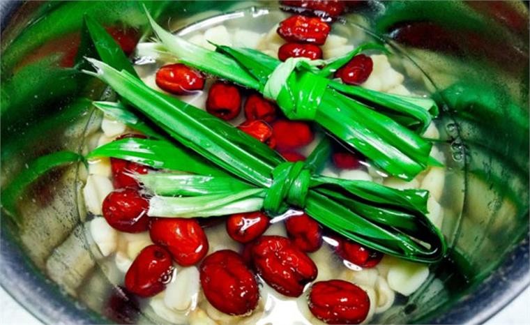 Nồi chè hạt sen táo đỏ đang sôi