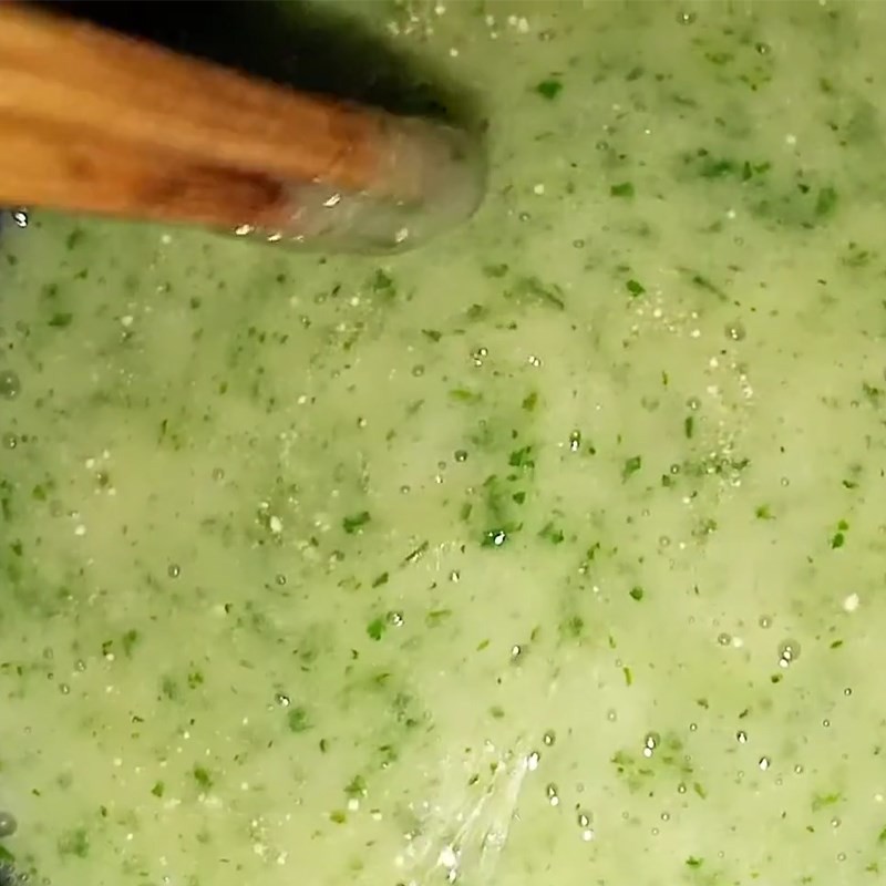 Nấu cháo tôm rau cải ngọt trên bếp, khuấy đều để các nguyên liệu hòa quyện, chuẩn bị món ăn dặm thơm ngon cho bé