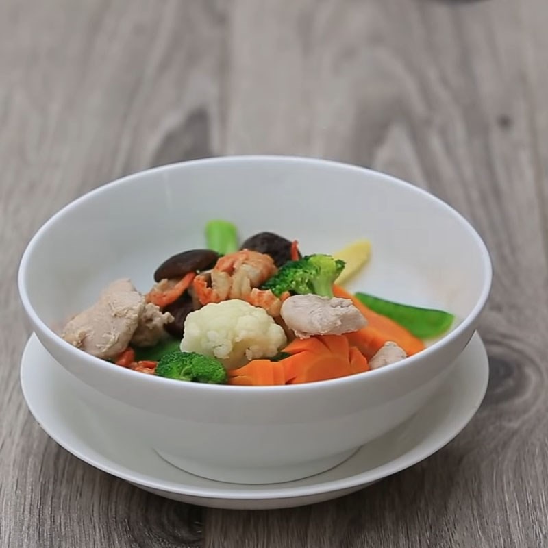 Chan nước dùng nóng hổi vào tô canh