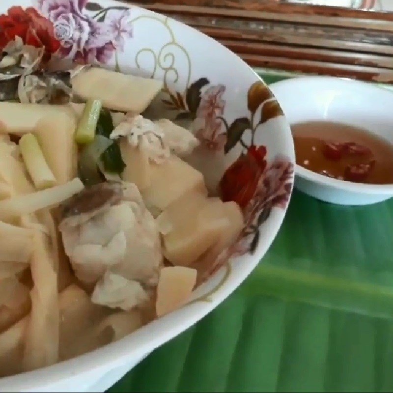 Tô canh chua cá chẽm măng chua nóng hổi, hấp dẫn