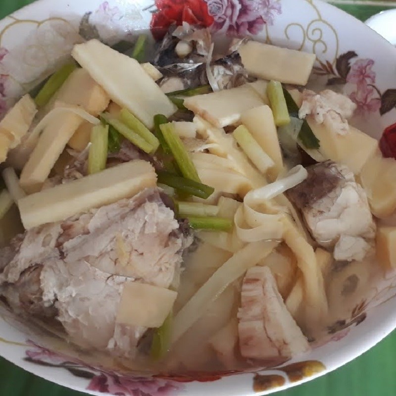 Cận cảnh tô canh chua cá chẽm măng chua với măng và cá tươi ngon