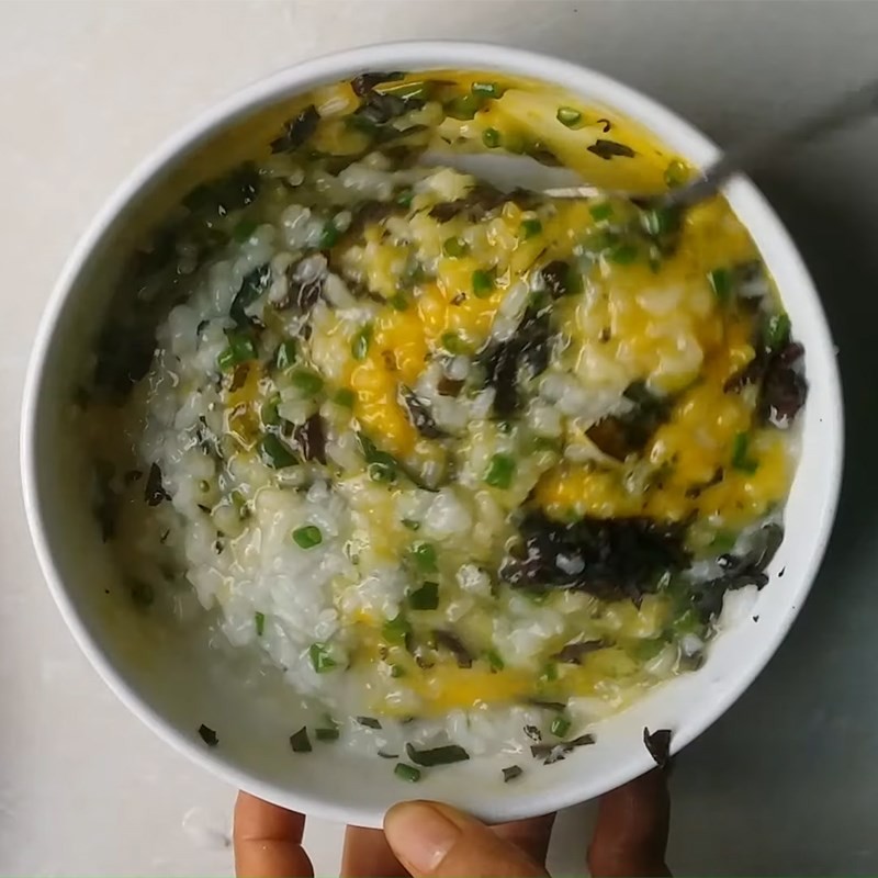 Trộn đều các nguyên liệu trong bát cháo