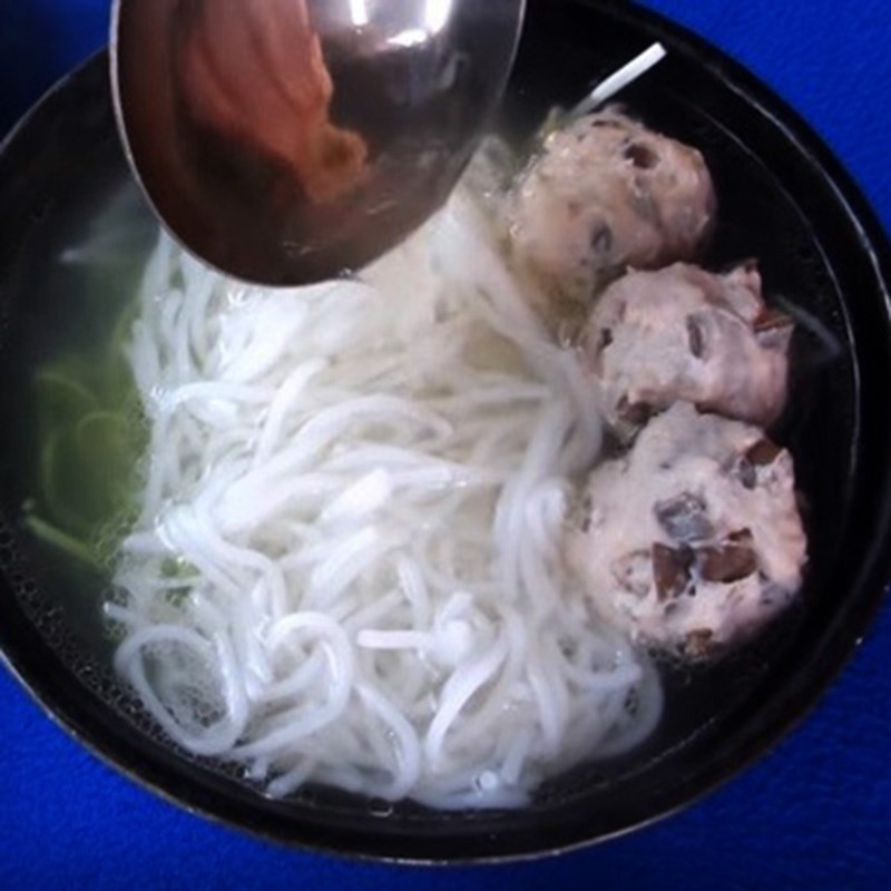 Tô bún bung dọc mùng nóng hổi đã hoàn thành, với đầy đủ sườn, mọc, dọc mùng và nước dùng hấp dẫn