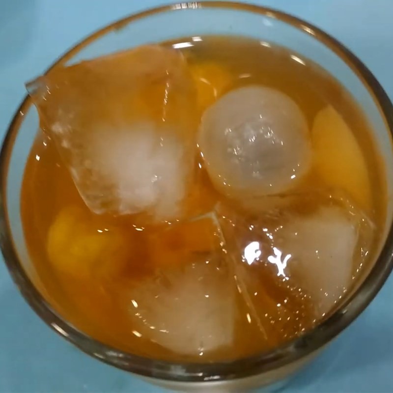 Chè nếp đậu đen nếp cẩm hoàn thành trong vỏ dừa