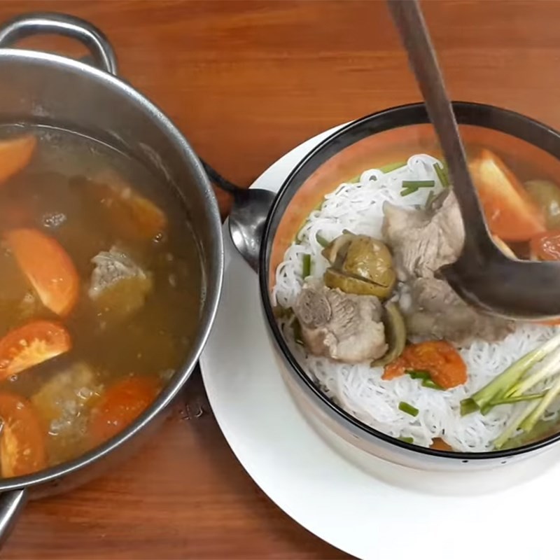 Trình bày tô bún sườn nấu sấu nóng hổi, hấp dẫn