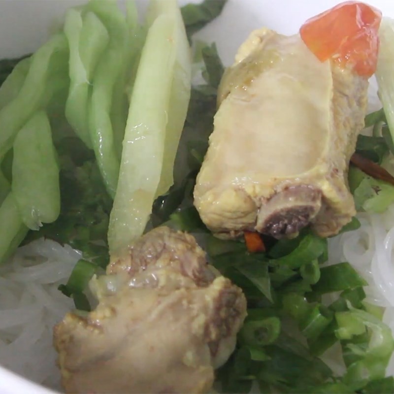 Tô bún sườn nấu sấu dọc mùng nóng hổi, sẵn sàng thưởng thức