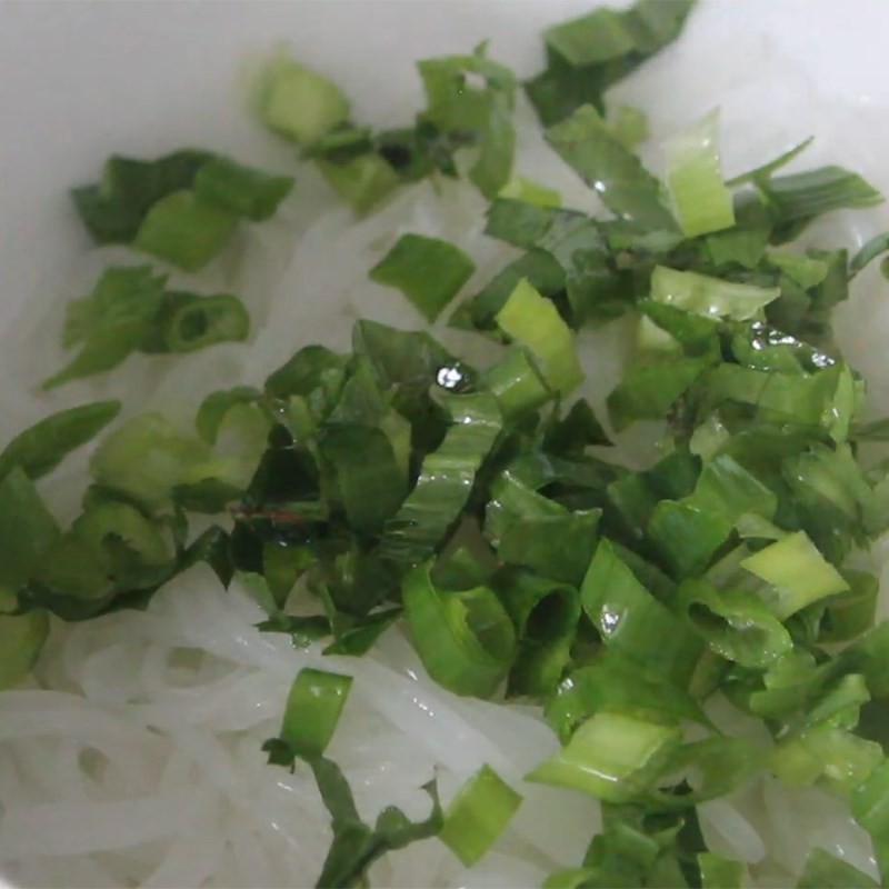 Trình bày tô bún sườn nấu sấu dọc mùng hấp dẫn