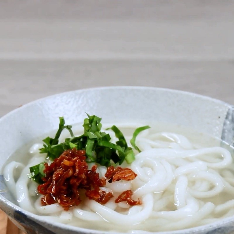 Hoàn thành món bánh canh cá nục thơm ngon
