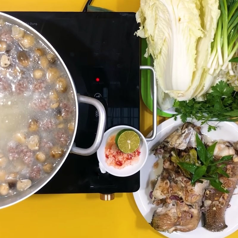 Món lẩu cháo cá lóc thơm ngon với các loại rau ăn kèm