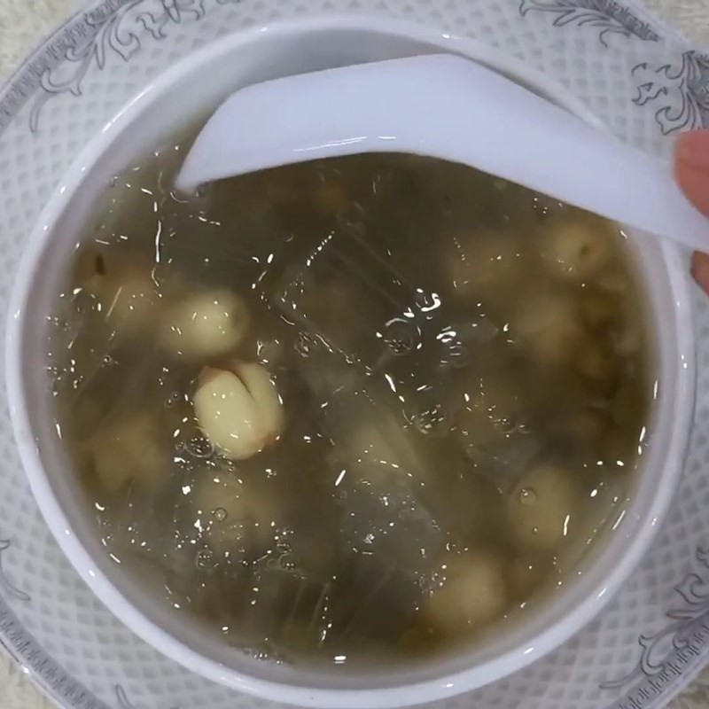 Cận cảnh chén chè hạt sen nha đam đậu xanh sau khi hoàn thành