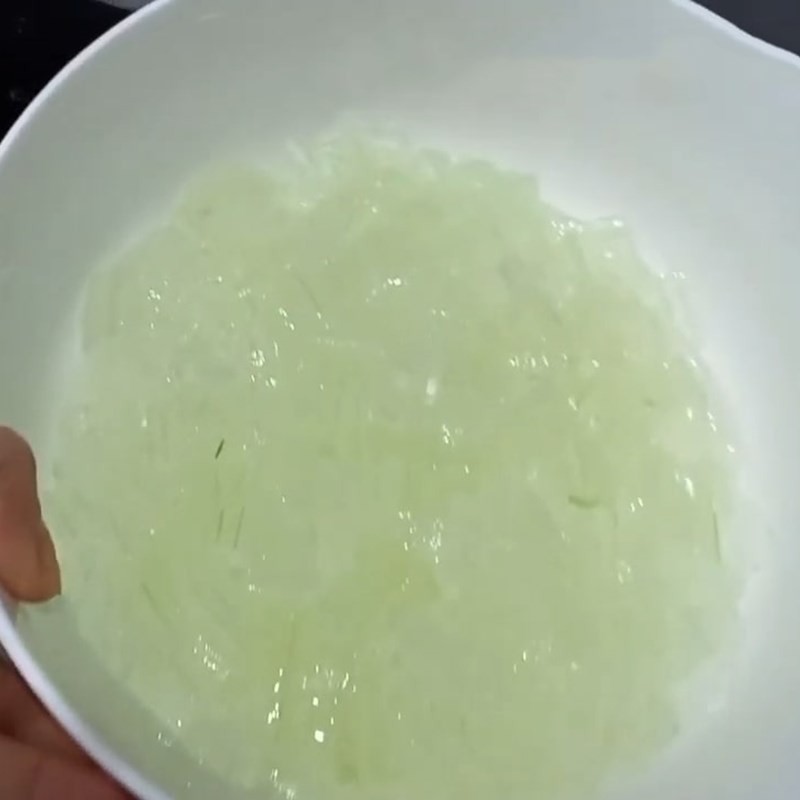 Múc chè hạt sen nha đam đậu xanh ra chén để thưởng thức