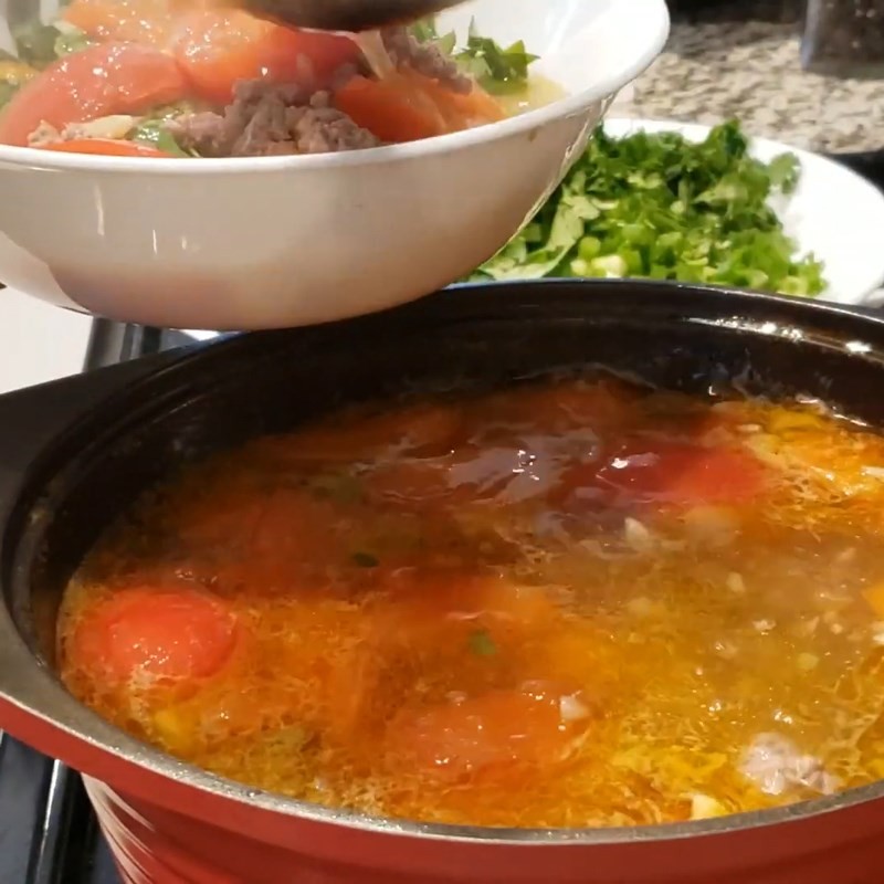 Tô bún bò cà chua nóng hổi đã hoàn thành