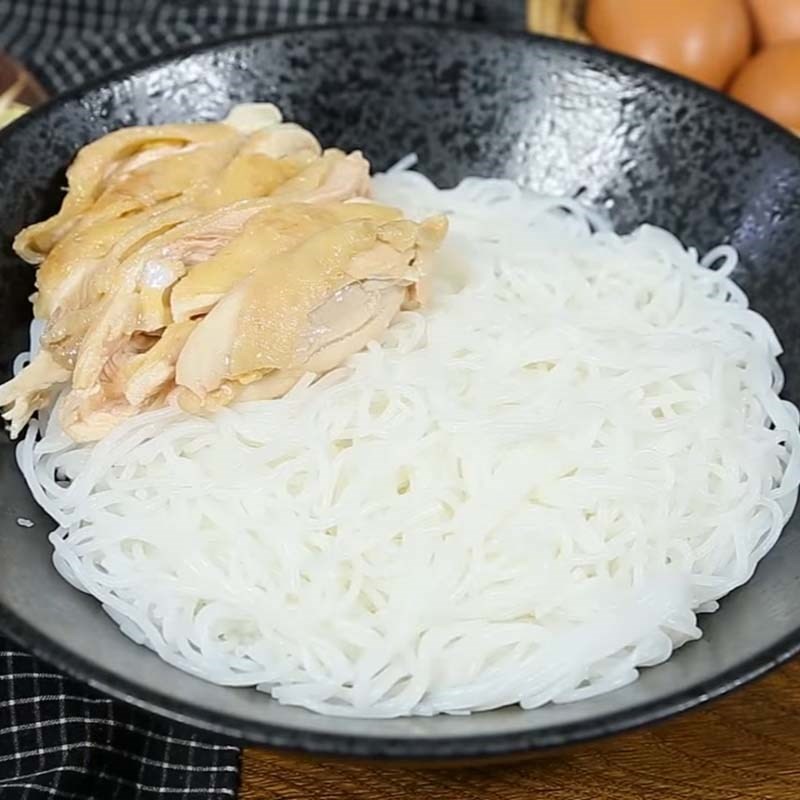 Chuẩn bị tô bún, thịt gà và mọc để chan nước dùng