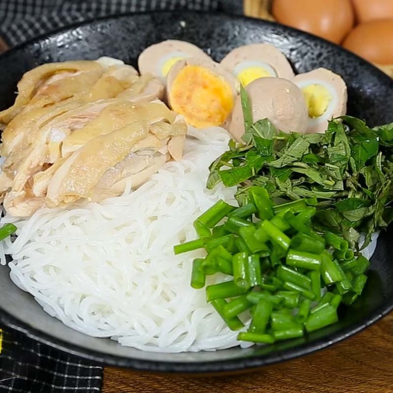 Chan nước dùng gà nóng hổi vào tô bún mọc