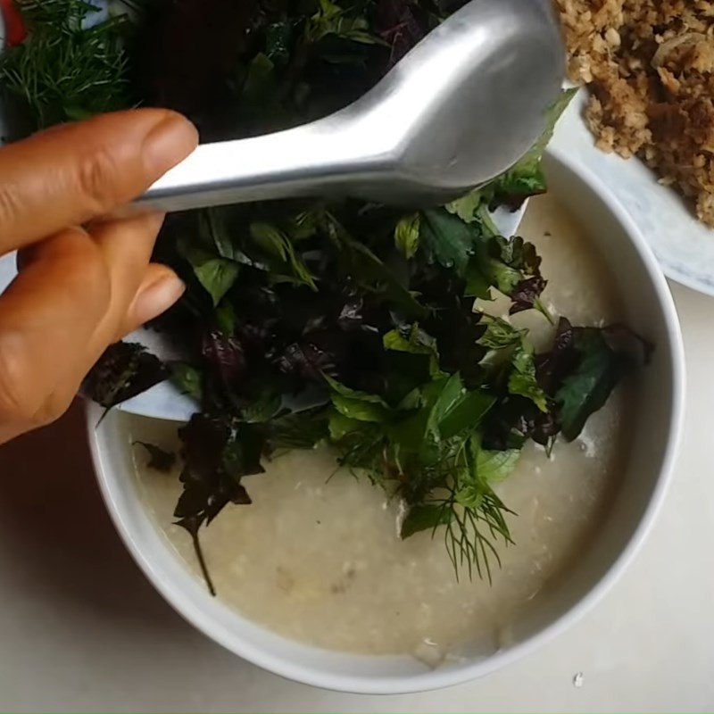 Thêm tôm đã xào vào nồi bánh canh, tạo nên sự hấp dẫn cho món ăn