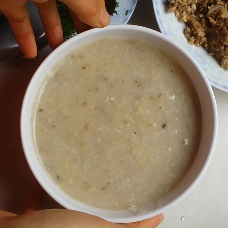 Nêm nếm gia vị và thêm hành lá, hoàn thiện nồi bánh canh bột lọc tôm thịt
