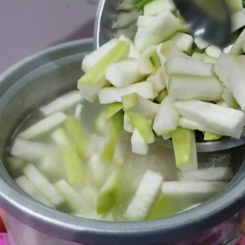 Tô cháo bầu cá lóc nóng hổi hoàn thành