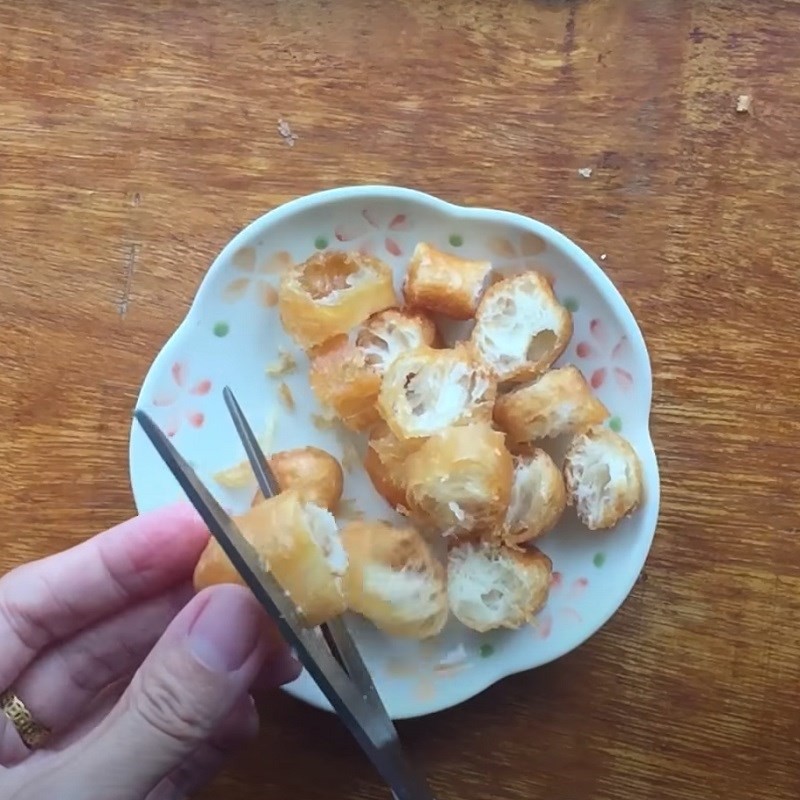 Thêm quẩy và gia vị cho tô cháo sườn dẻo ngon hấp dẫn