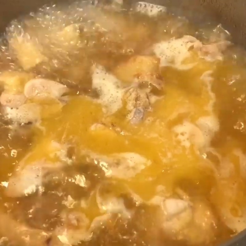 Khuấy đều canh gà sau khi thêm rượu gạo, chuẩn bị tắt bếp