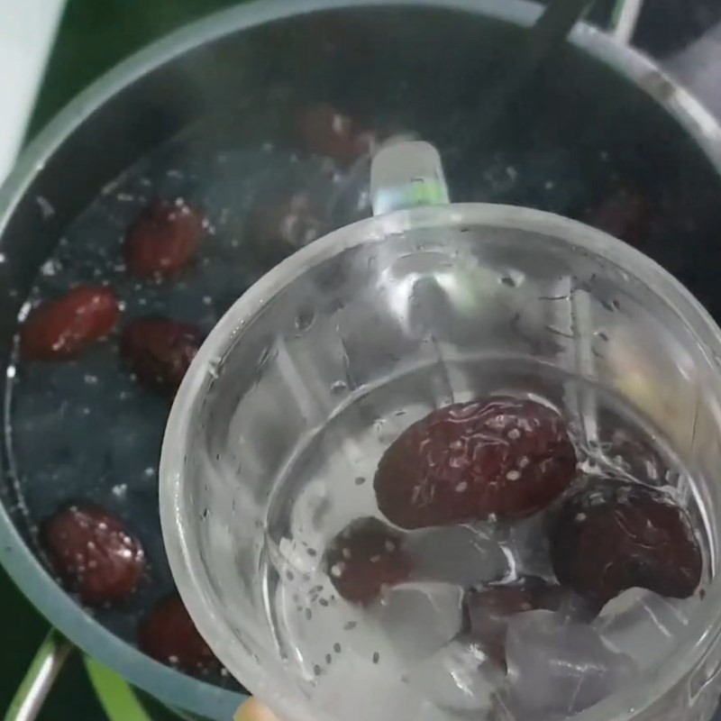 Thêm hạt chia sau khi tắt bếp để hoàn thành món hạt chia đường phèn táo đỏ