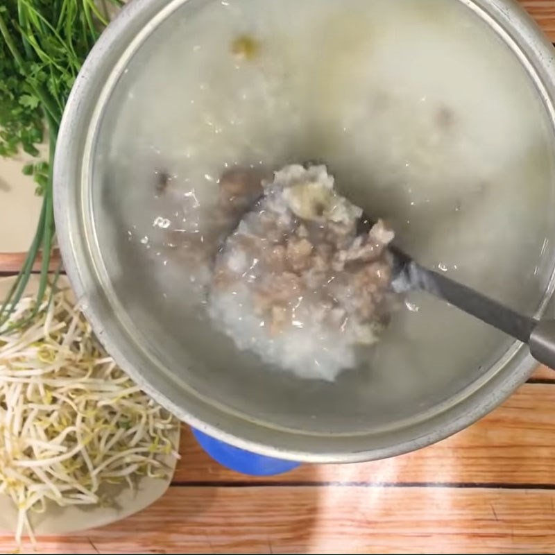 Nêm nếm gia vị lại cho vừa ăn, đảm bảo hương vị hoàn hảo cho cháo hàu đậu xanh thịt băm