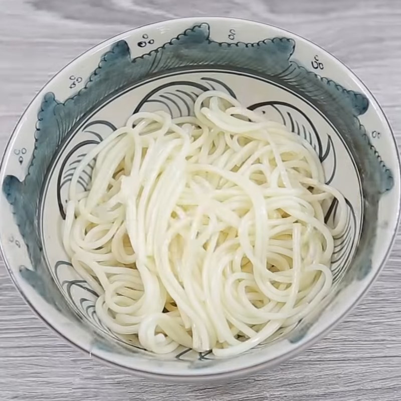 Mì Udon và giá đỗ đã được bày trí trong tô