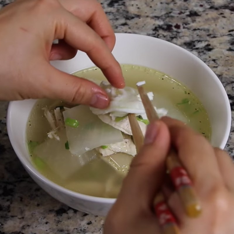 Bát canh củ cải thịt gà đã hoàn thành với trứng và ớt trang trí