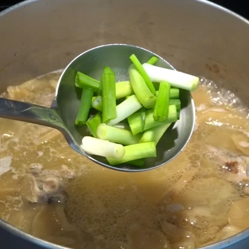 Nồi canh củ cải muối thơm ngon chuẩn bị hoàn thành