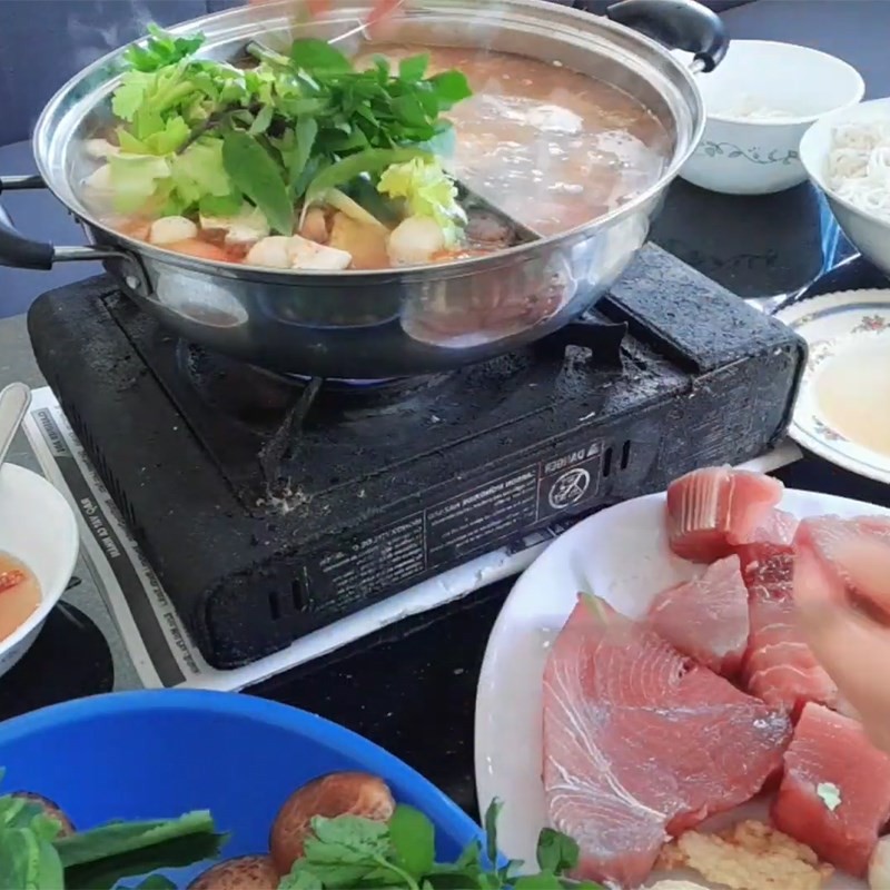 Nồi lẩu cá ngừ đại dương sôi sục trên bếp sẵn sàng thưởng thức