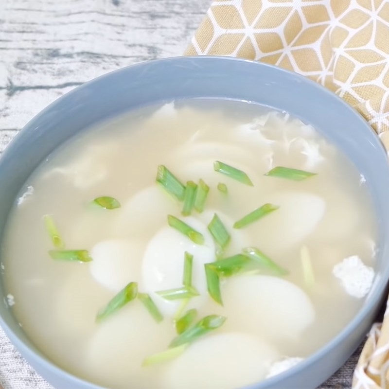 Bát canh bánh gạo Hàn Quốc thơm ngon, đẹp mắt đã hoàn thành