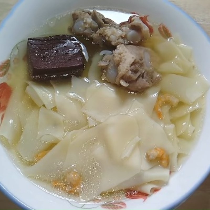 Trang trí tô hoành thánh nấu tôm khô với hành, ngò và hành phi