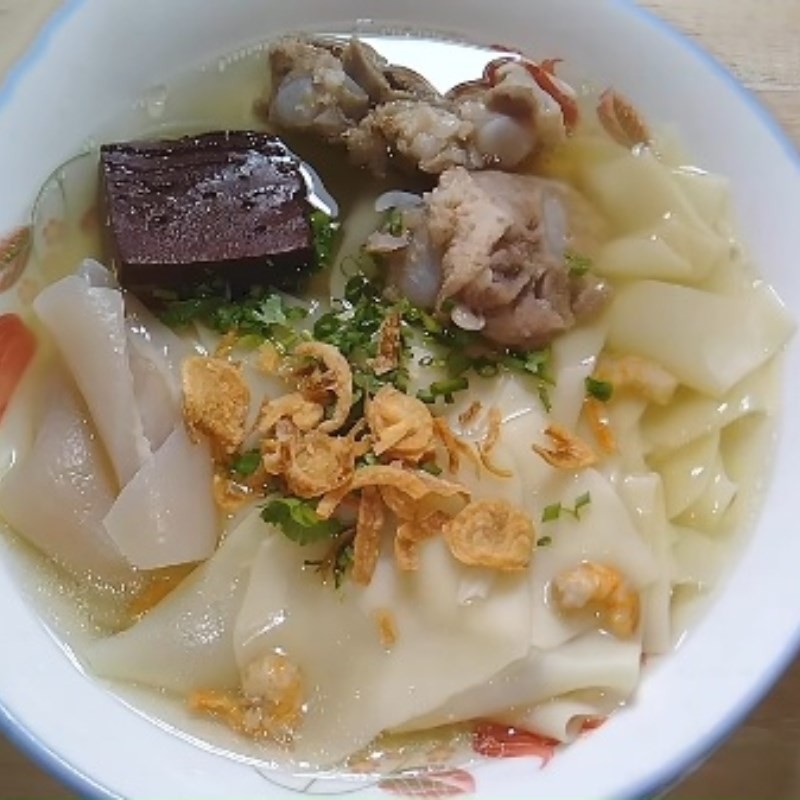 Món hoành thánh nấu tôm khô đã sẵn sàng để thưởng thức