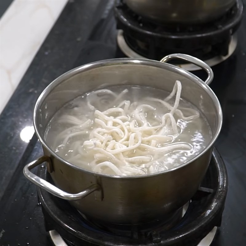 Trụng sợi bánh canh khô trong nước sôi cho mềm