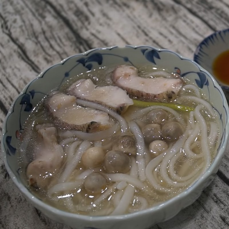 Trang trí bánh canh cá lóc với hành lá và ngò rí tươi xanh