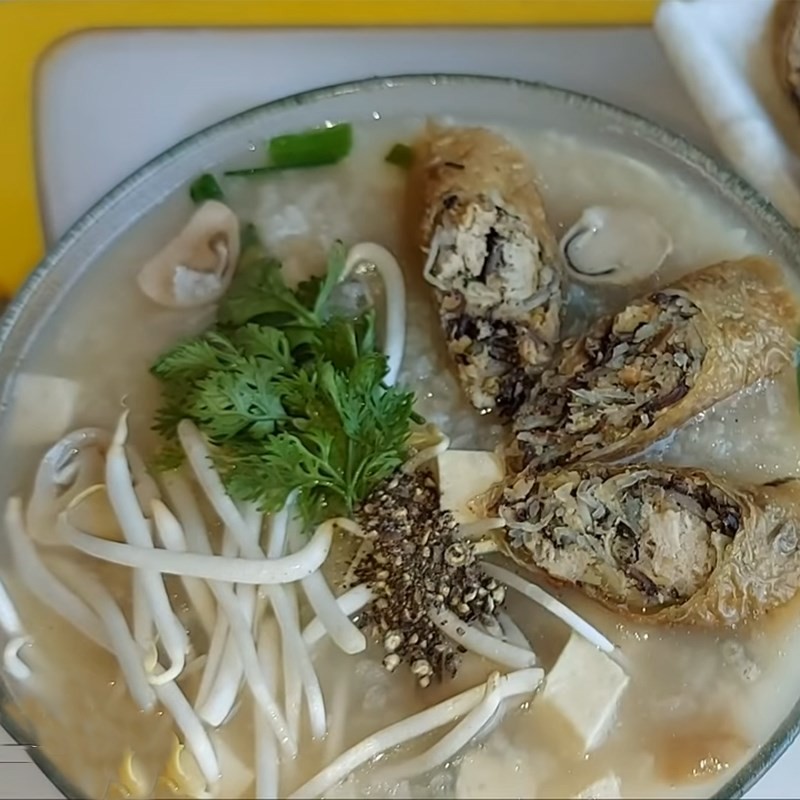 Trang trí cháo lòng chay trước khi dùng