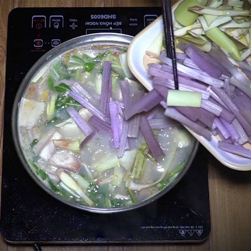 Hoàn thành tô hủ tiếu mì với các topping
