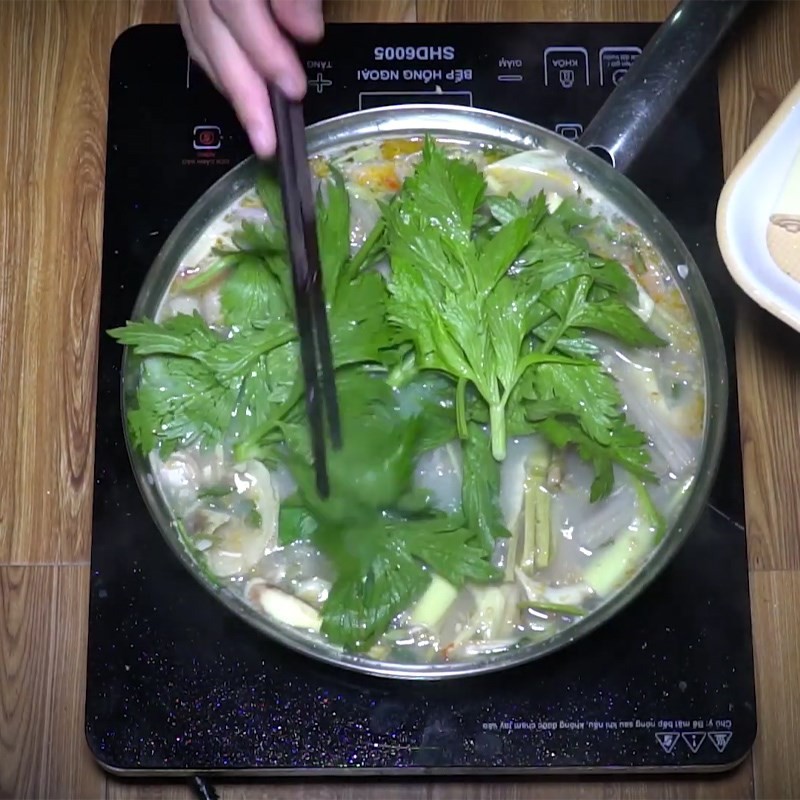 Lẩu cá tầm nấu mẻ nóng hổi, thơm ngon sẵn sàng để thưởng thức