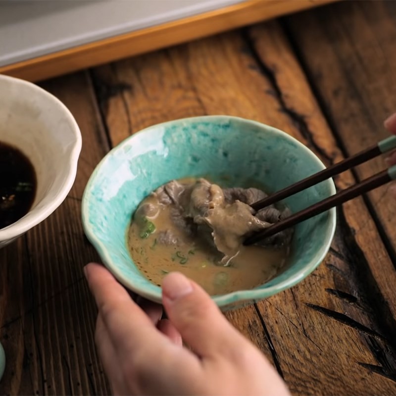 Bát cà ri khoai tây chay nóng hổi, trang trí đẹp mắt, kích thích vị giác
