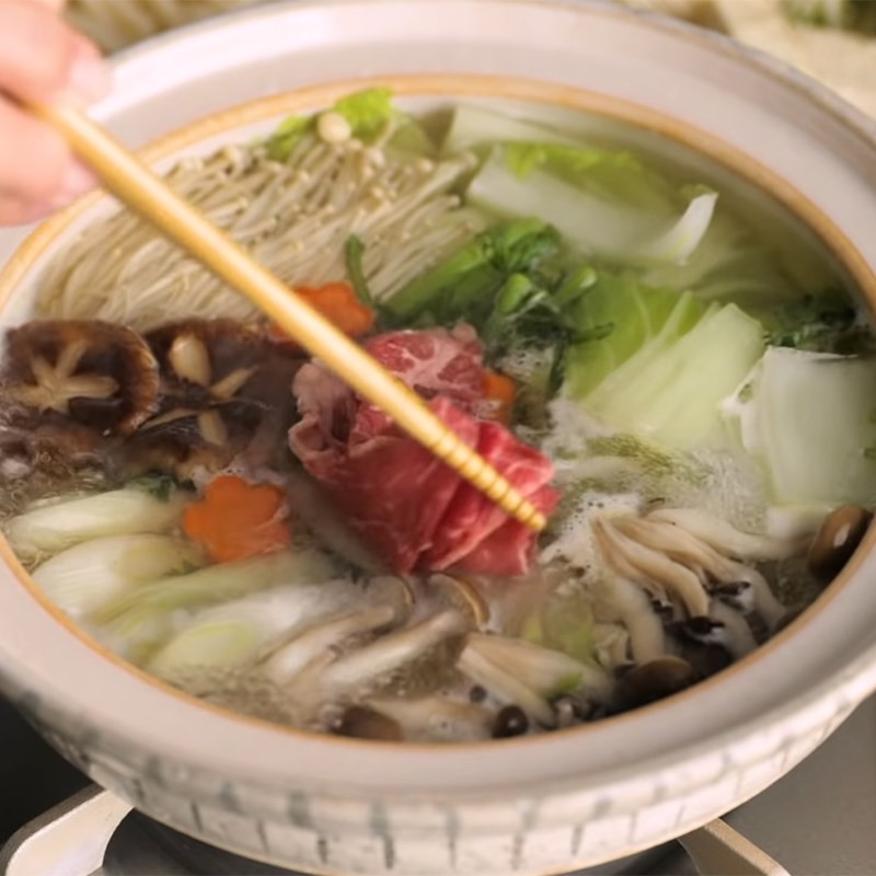 Hũ đựng thủy tinh sạch sẽ sẵn sàng để chứa nước mắm chua ngọt đã hoàn thành.