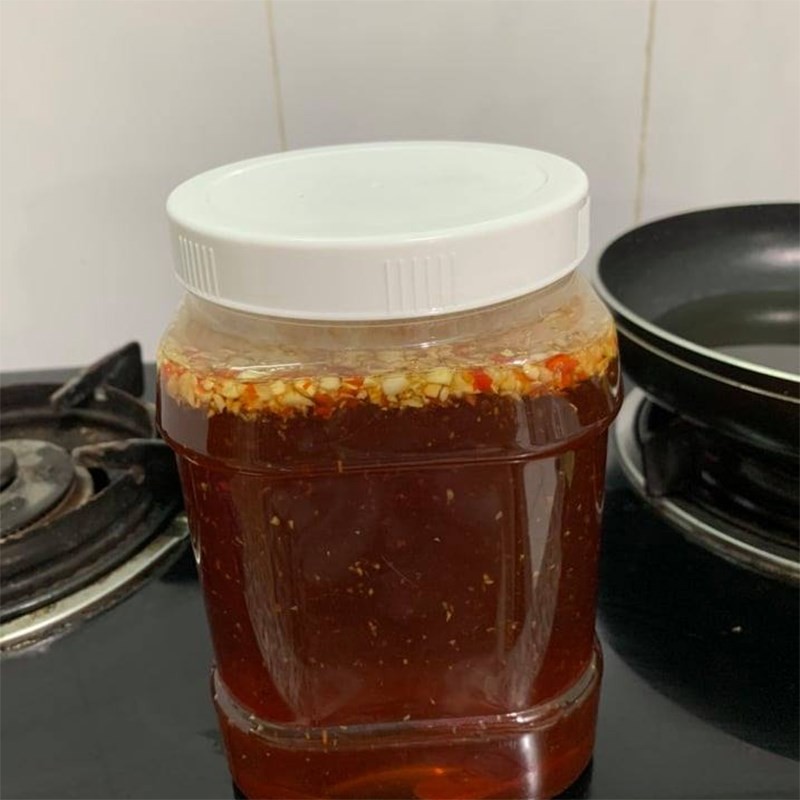 Nước mắm chua ngọt sau khi pha chế được cho vào hũ và đậy kín, sẵn sàng bảo quản trong tủ lạnh.